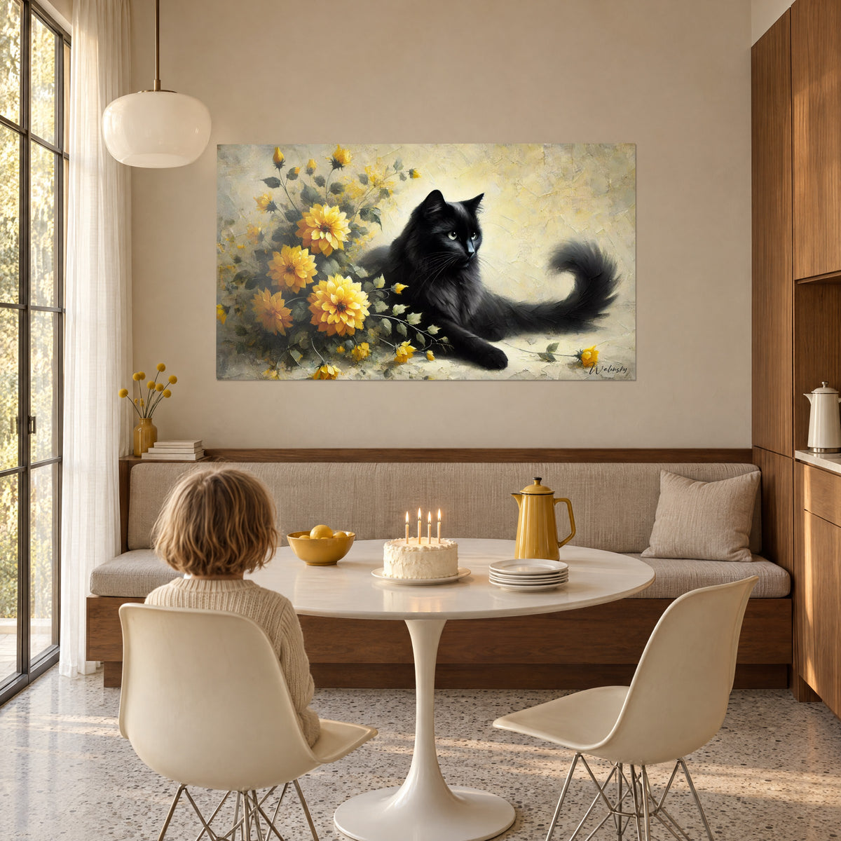 Cuadro gato de pelo largo negro y ramo de flores ámbar sobre fondo marfil, pared clara de un comedor con mesa redonda blanca