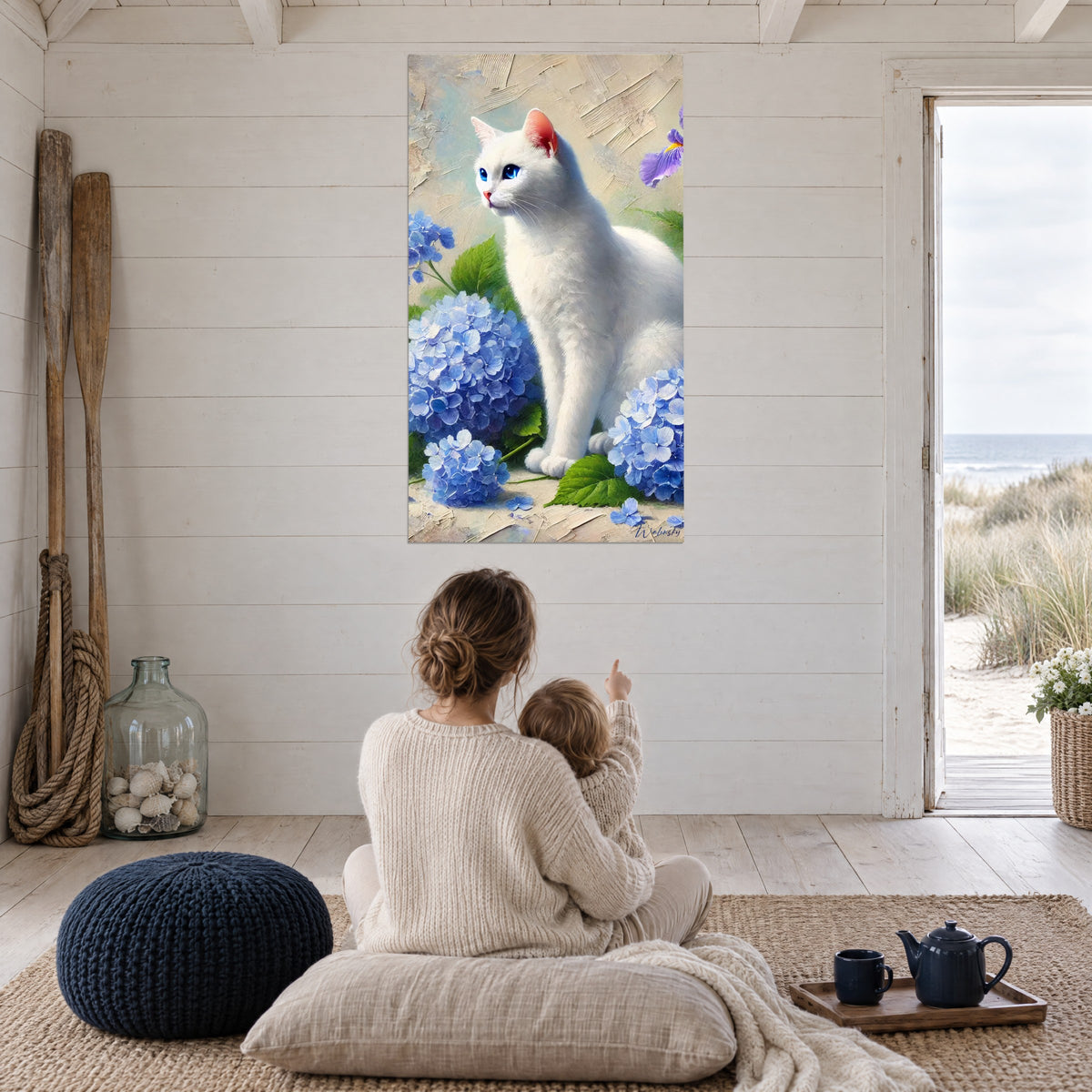 Cuadro retrato de un gato blanco entre hortensias azul pervinca y hojas verdes, salón blanco frente a la playa