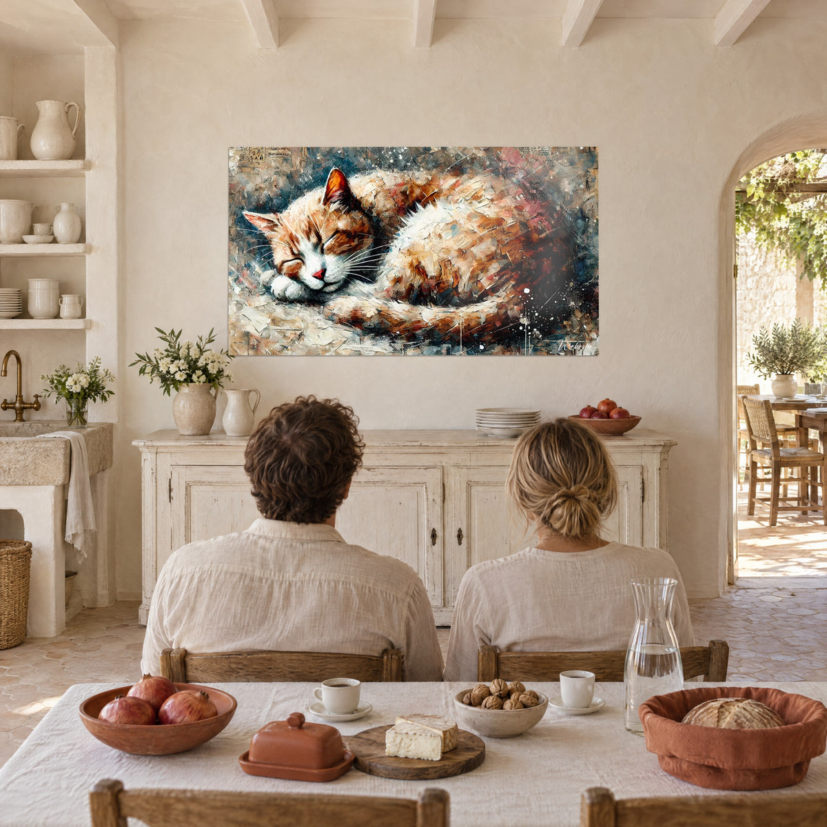Cuadro gato adormilado, bigotes blancos y nariz rosa, toques rojizos y grises, visto desde la mesa de una masía provenzal