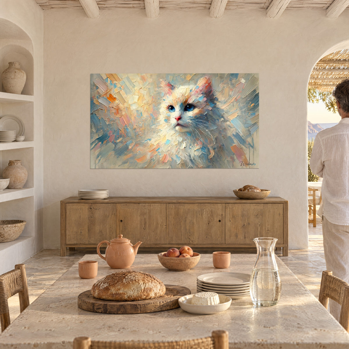 Cuadro hocico rosa de un gato blanco, empastes melocotón y azur, pared beige junto a una mesa puesta con vajilla de terracota