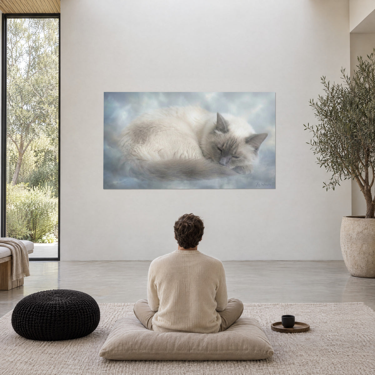 Gemälde schlafende Ragdoll-Katze, beige-weiße Fellmasse vor einem graublauen Himmel, über einer Meditationsecke