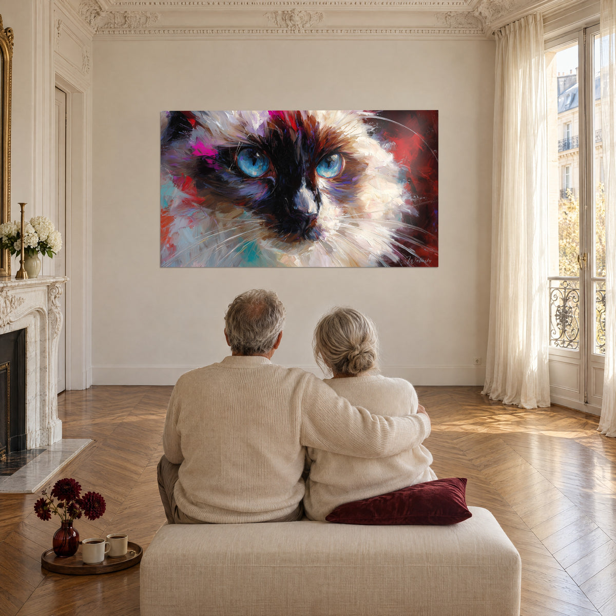 Πίνακας γατάκι Birman με γαλάζια μάτια, μωβ κηλίδες, φόντο αιματοκόκκινο και κρεμ, θαυμασμένο από ζευγάρι από πλάτη σε καναπέ με επένδυση