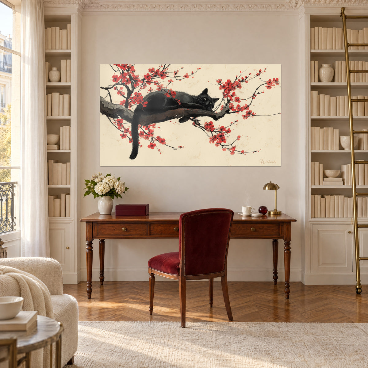Cuadro silueta felina negra estirada bajo flores rojo coral, cola colgando, encima de un escritorio de madera y estanterías
