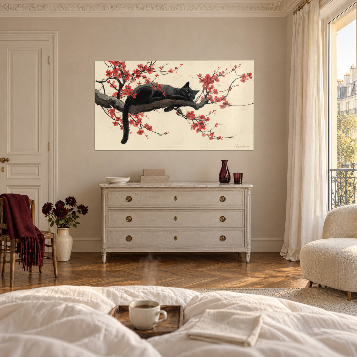 Cuadro minino negro dormido entre pétalos bermellón, rama oscura sobre fondo beige, encima de una cama en un dormitorio luminoso