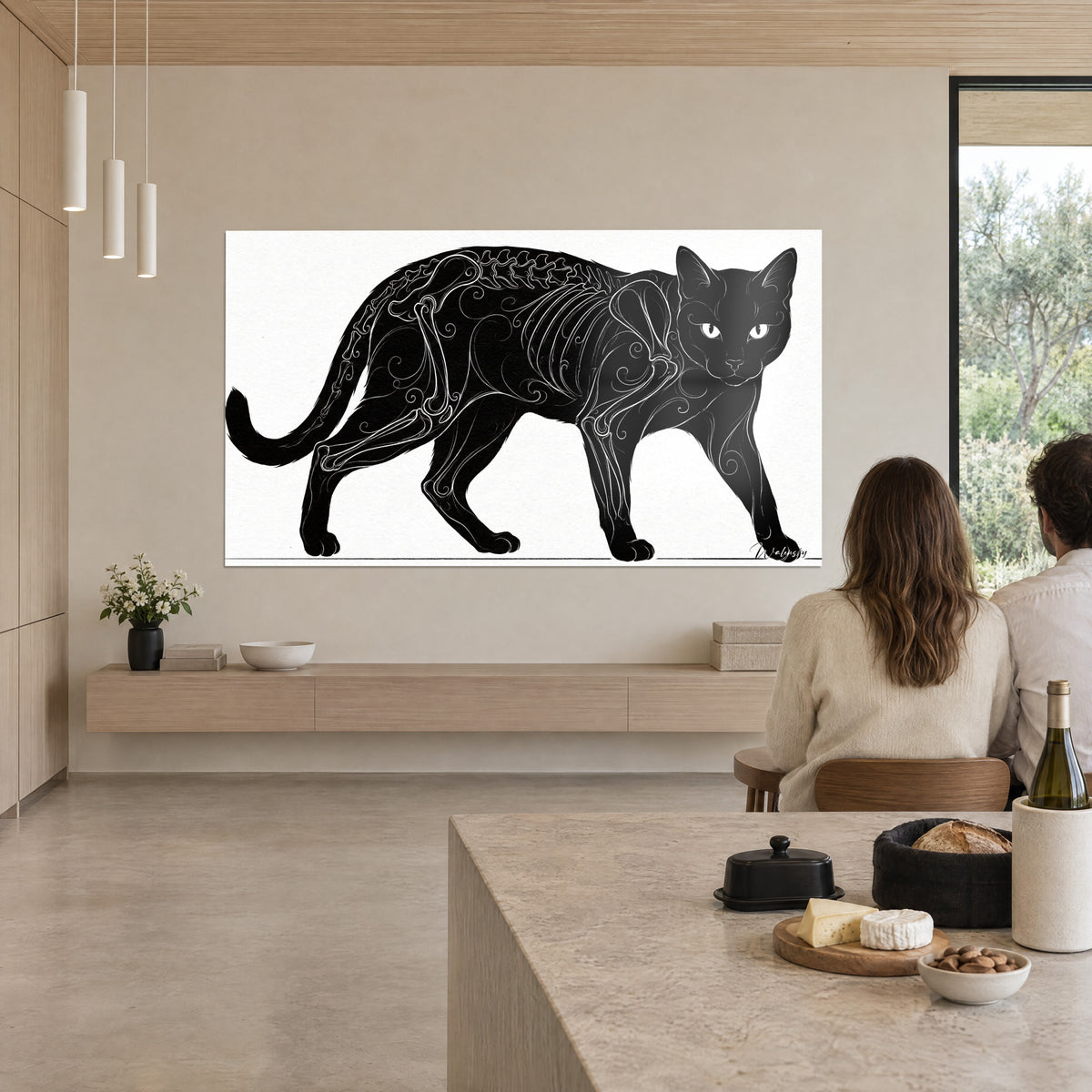 Cuadro gato negro de perfil con esqueleto de arabescos blancos, cola curvada, fondo marfil, pareja sentada de espaldas a una mesa frente a un gran ventanal
