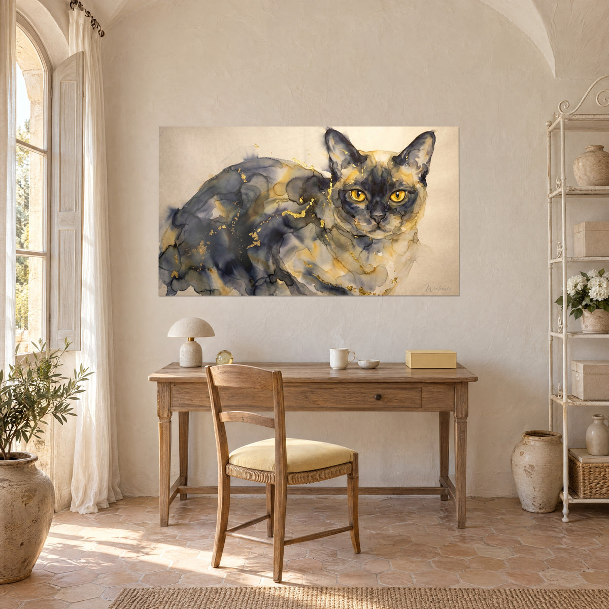 Cuadro gato oscuro de mirada rasgada dorada, manchas de tinta azul negruzca y pan de oro, colgado sobre un escritorio de madera