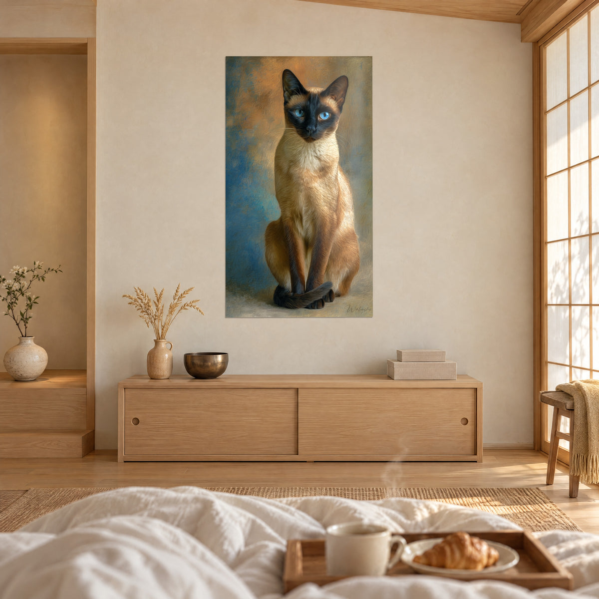 Gemälde eleganter Katzenkopf mit saphirblauem Blick, sandfarbenes Fell und schokoladenbraune Schnauze vor kupferfarbenem Hintergrund, über einem Bett in einem hellen Schlafzimmer