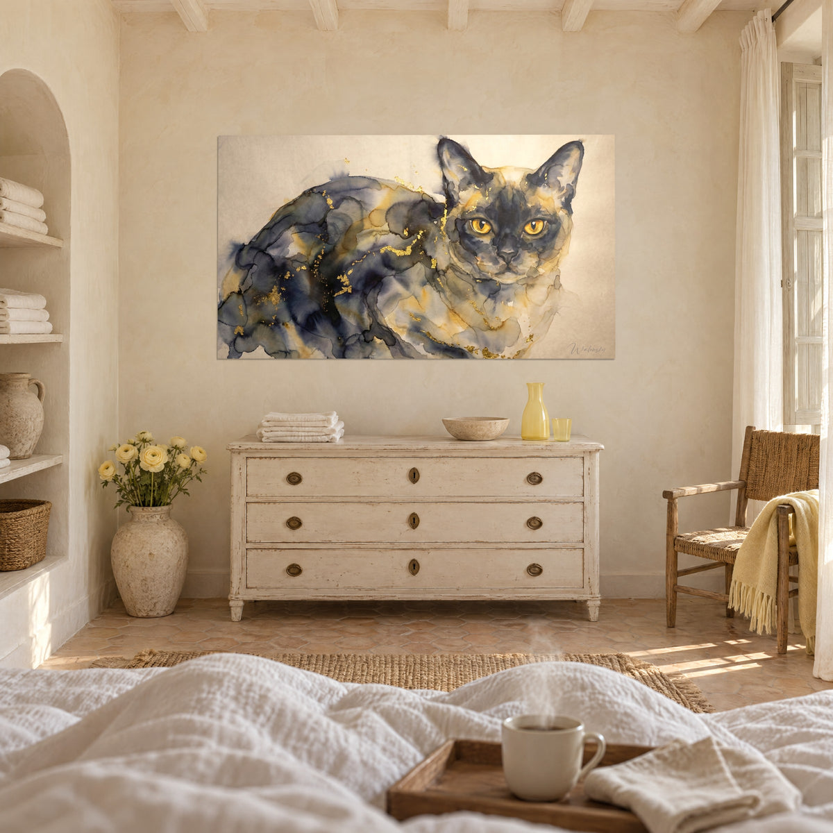 Cuadro retrato de gato de pupilas amarillo dorado, aguada gris azulada y toques dorados, sobre una cama en un dormitorio claro