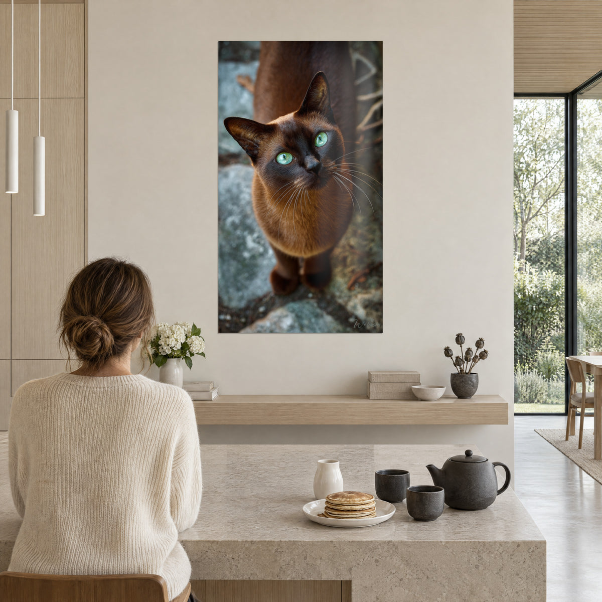 Schilderij Burmese kat van bovenaf, zachte groene blik, witte snorharen, karamelkleurige vacht, tegenover een houten keukeneiland