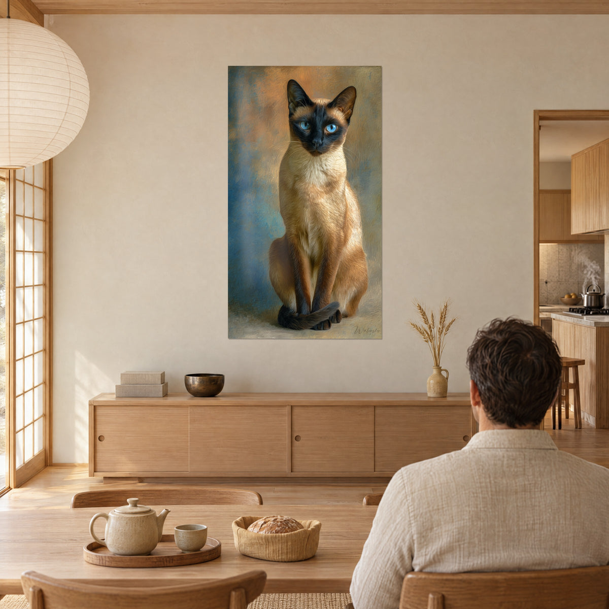 Gemälde Katzenporträt im Sitzen, beiges Fell und dunkelbraune Pfoten, blauer und orangefarbener Hintergrund, an einer beigen Wand gegenüber einem Esstisch
