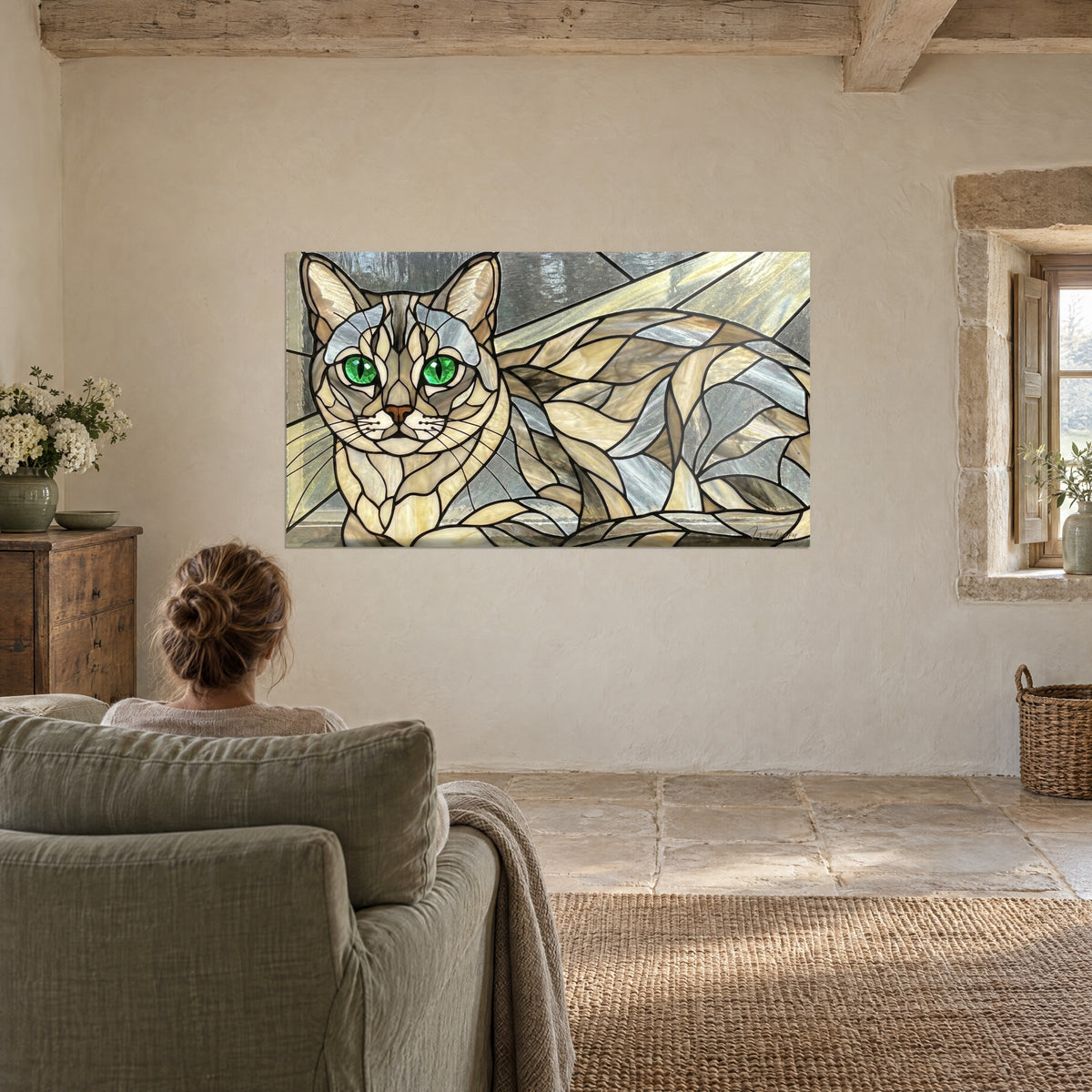 Cuadro mosaico de gato con reflejos arena y gris claro, mirada verde intensa, observado desde un sillón verde salvia junto a una ventana