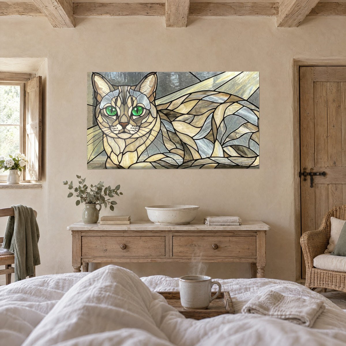 Cuadro retrato de gato con pupilas verdes, reflejos beige arena y gris plateado perfilados en negro, sobre una cama en un dormitorio luminoso