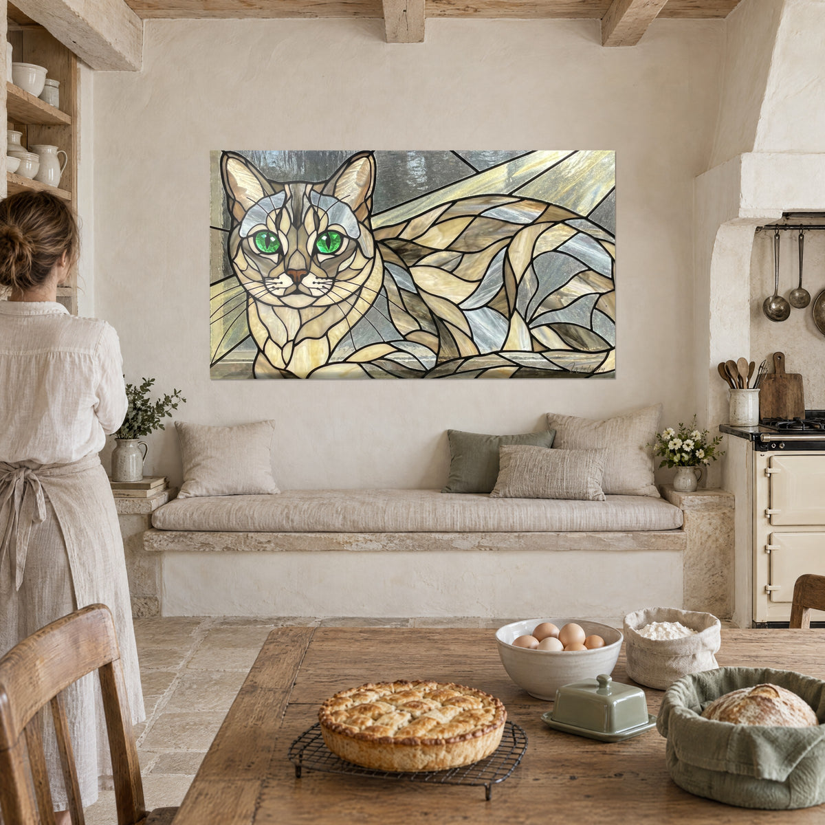 Cuadro gata tumbada en vidriera Art Déco, patas de hojas doradas y azul verdoso, frente a la mirada de una mujer en una cocina de piedra
