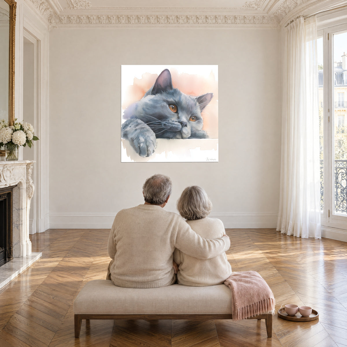 Πίνακας ήρεμη γάτα Chartreux σε ακουαρέλα ατσαλί γκρι και ροδακινί, μισόκλειστα κεχριμπαρένια μάτια, παρατηρείται από ζευγάρι από την πλάτη σε παγκάκι
