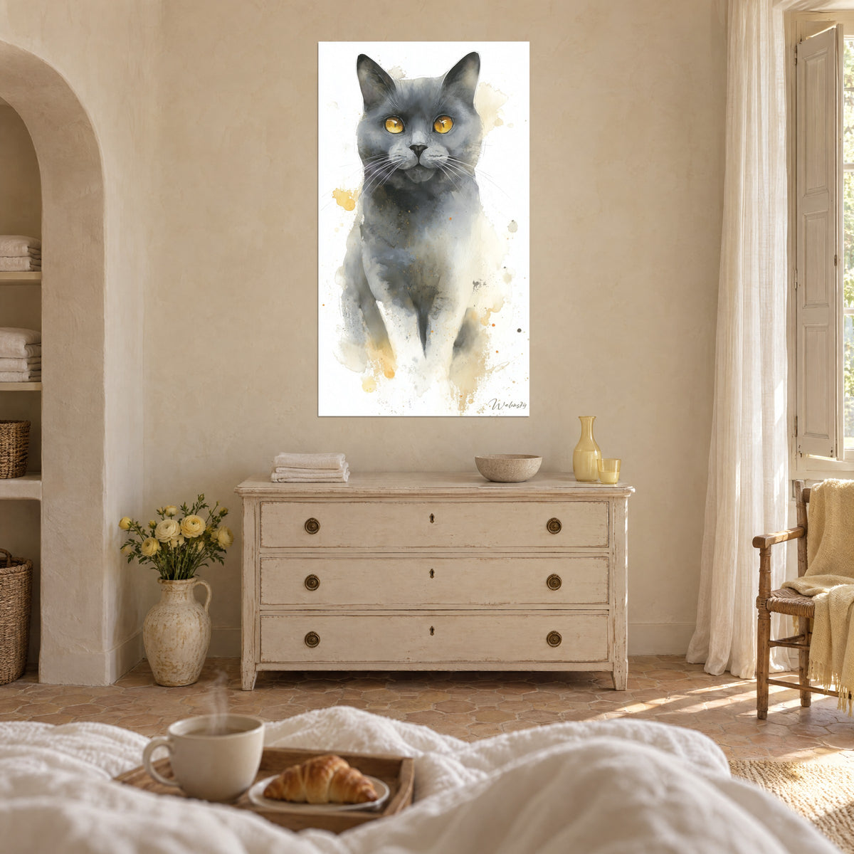 Πίνακας καθιστός γάτος Chartreux, ανοιχτόροζ μουσούδα, λάμψεις μελί-κίτρινες σε λευκό φόντο, πάνω από κρεβάτι σε φωτεινό υπνοδωμάτιο