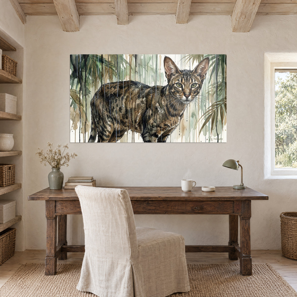 Πίνακας πορτρέτο Chausie σε ακουαρέλα, χρυσοκαφέ γούνα με μαύρες ρίγες, πράσινες ροές, πάνω από γραφείο από ακατέργαστο ξύλο