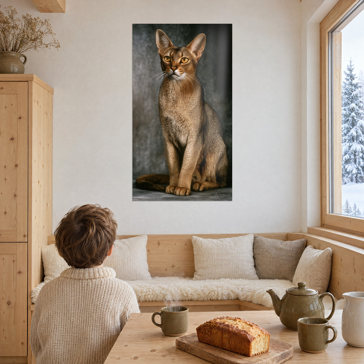Πίνακας γάτα Chausie που στέκεται μετωπικά, αυτιά ορθά, μελί τρίχωμα και θυελλώδες γκρι φόντο, λευκός τοίχος καλύβας κοντά στο παράθυρο
