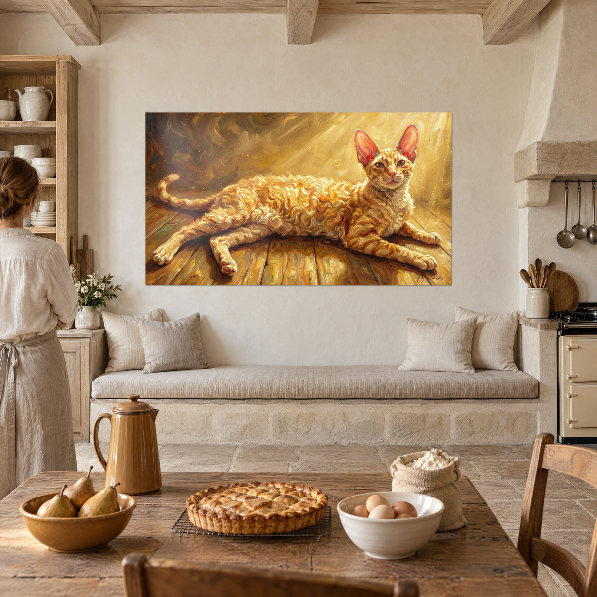 Πίνακας γάτα Cornish Rex ώχρα με καμπύλη ουρά, κίτρινες και καφέ ακτίνες ήλιου, στον τοίχο κουζίνας από πέτρα με καναπέ