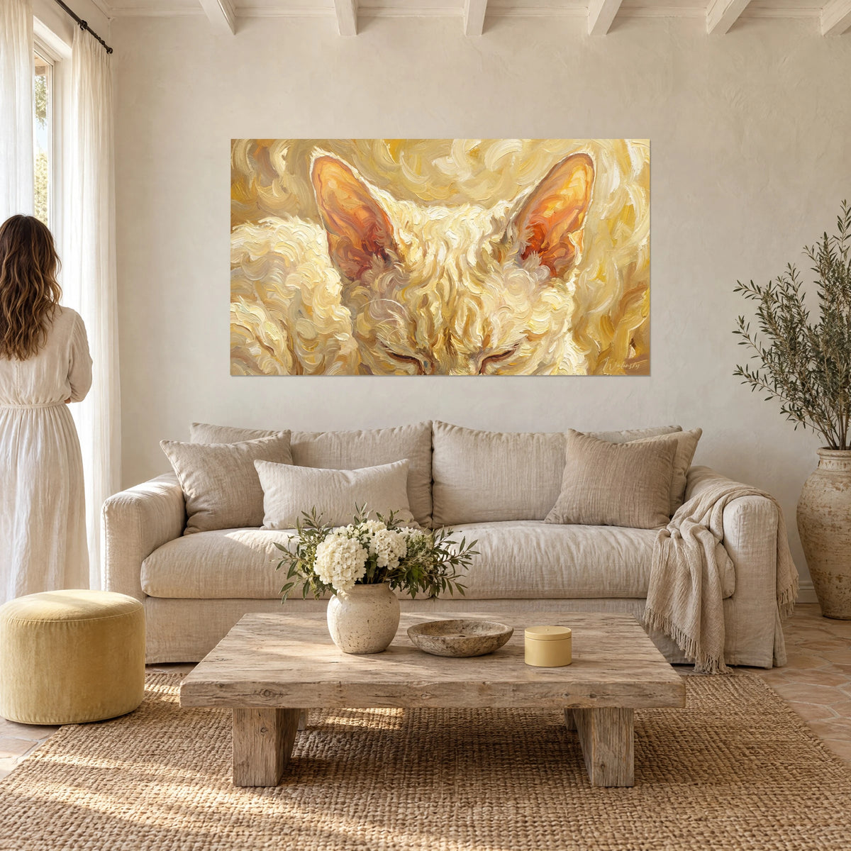 Πίνακας γάτα Devon rex με πορτοκαλί αυτιά, κρεμ τρίχωμα σε παχιές πινελιές, πάνω από έναν καναπέ σε φωτεινό σαλόνι