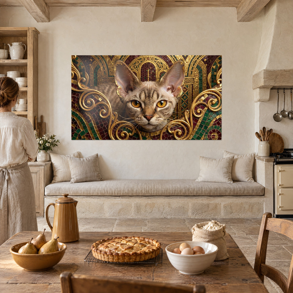Tableau museau rosé et moustaches fines d'un chat sphynx doré, arabesques or et bordeaux, cuisine rustique en pierre