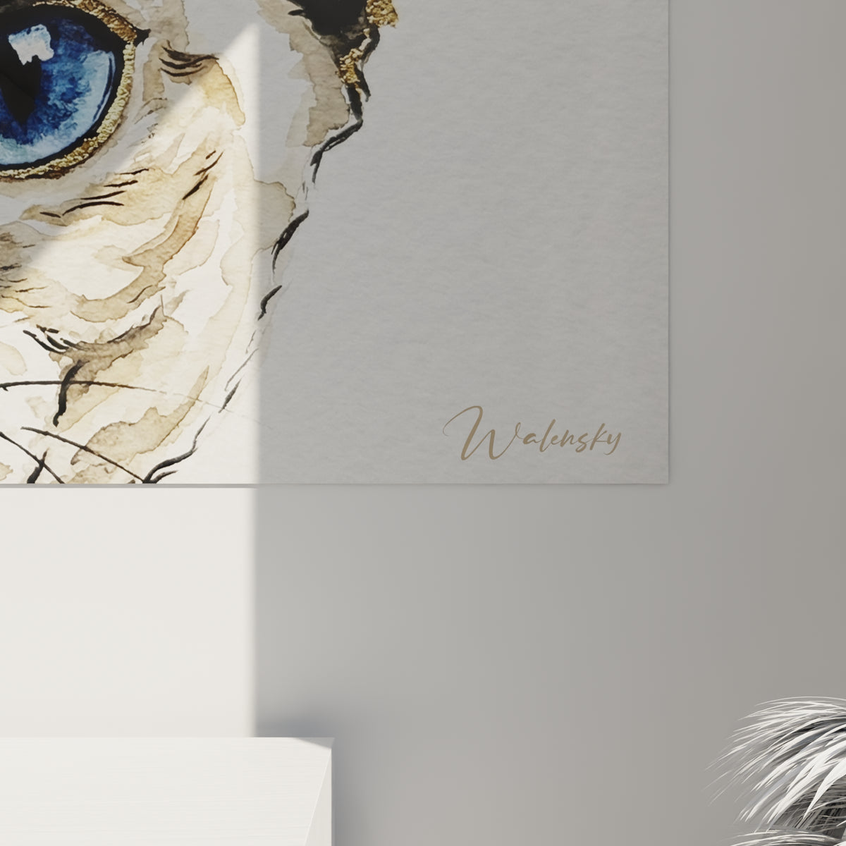 Détail des coulures brunes et touches dorées du pelage du chat Devon rex, texture aquarelle visible