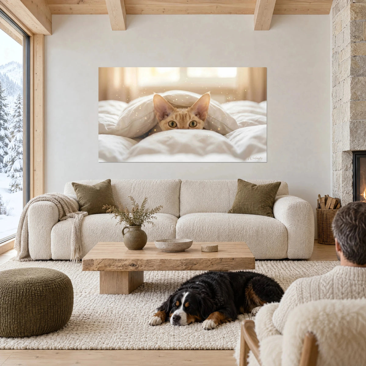 Gemälde eines rothaarigen Kätzchens mit großen Ohren und grünen Augen zwischen weichem weißem Flaum, schwarzer Hund auf einem cremefarbenen Sofa in hellem Wohnzimmer