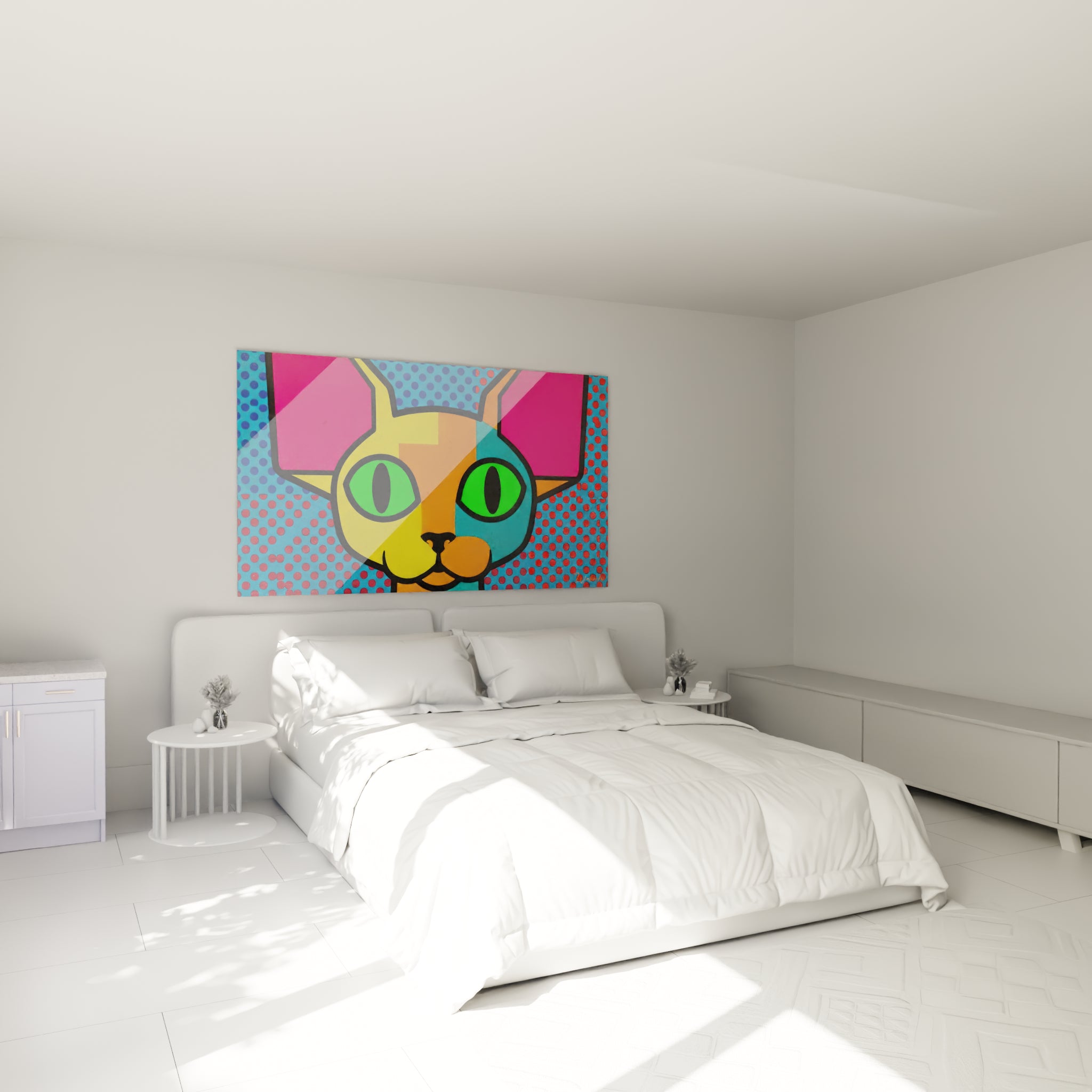 Museau félin jaune et turquoise du Chat Devon rex, au-dessus d'un lit dans une chambre claire