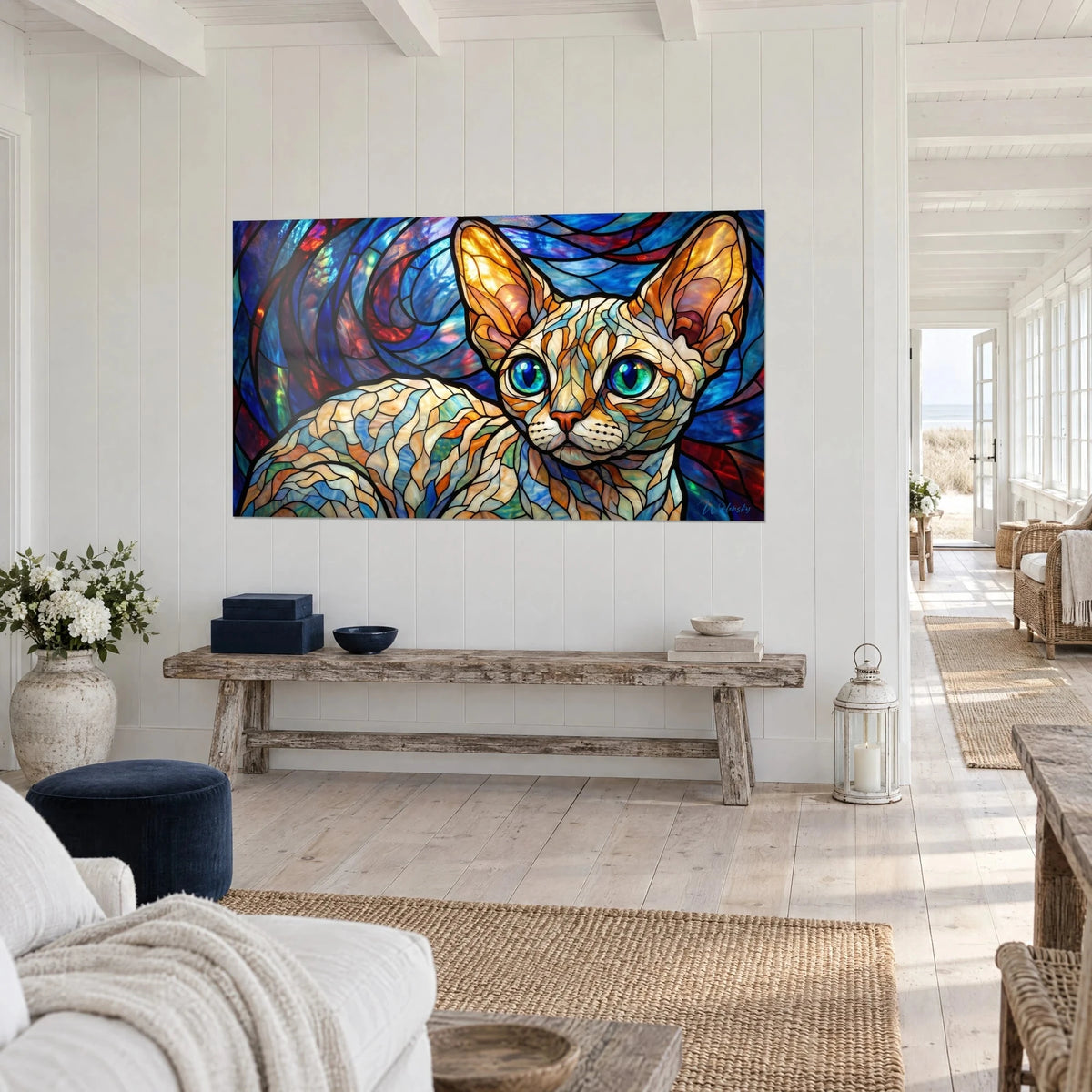 Gemälde Katze im Glasmalerei-Stil mit großen bernsteinfarbenen Ohren und perlmuttartigem Fell, Kobaltblau und Purpur, an einer weißen Wand am Meer