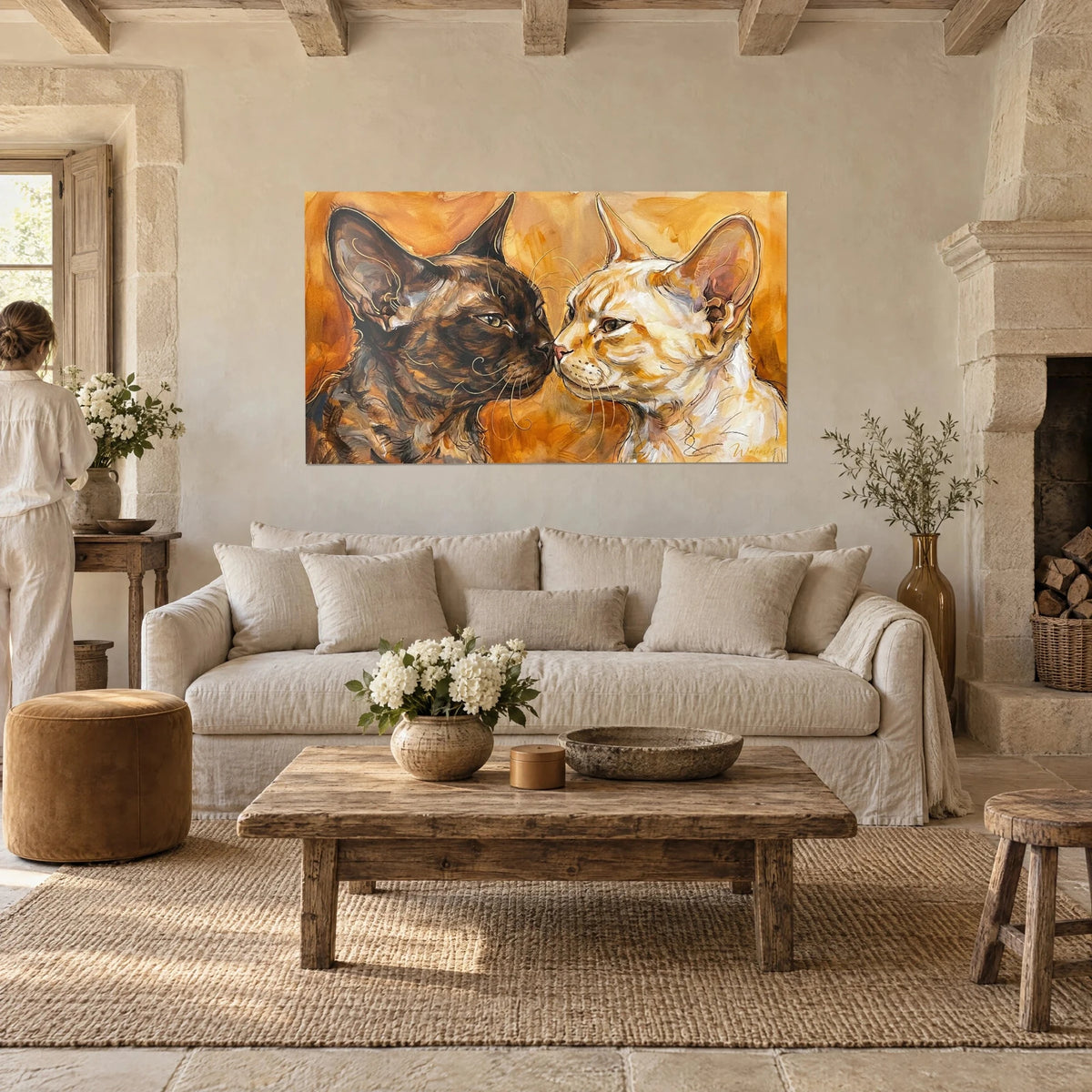 Schilderij twee Devon rex-katten neus tegen neus, donkerbruin en crème, okerkleurige achtergrond, boven een bank in een lichte woonkamer