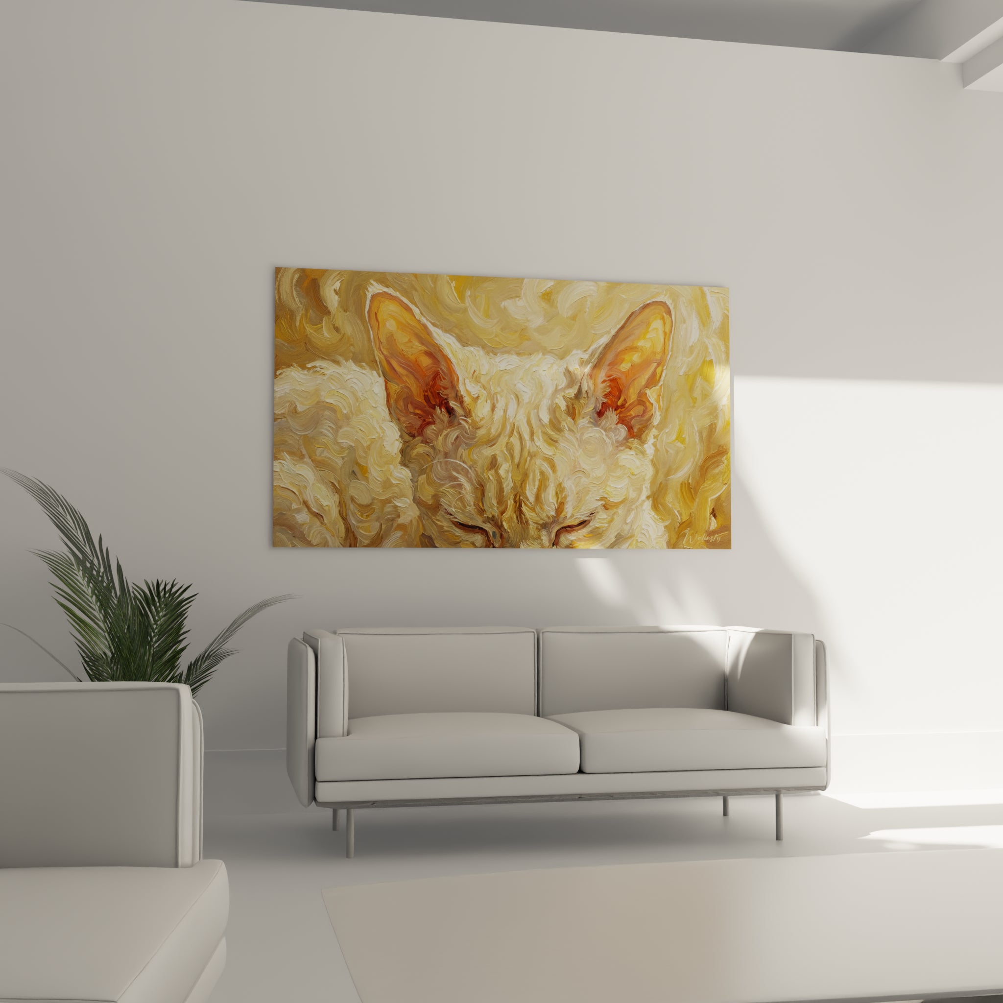 Pelage doré et ocre du chat Devon rex peint en touches épaisses, au-dessus d'un canapé dans un salon lumineux