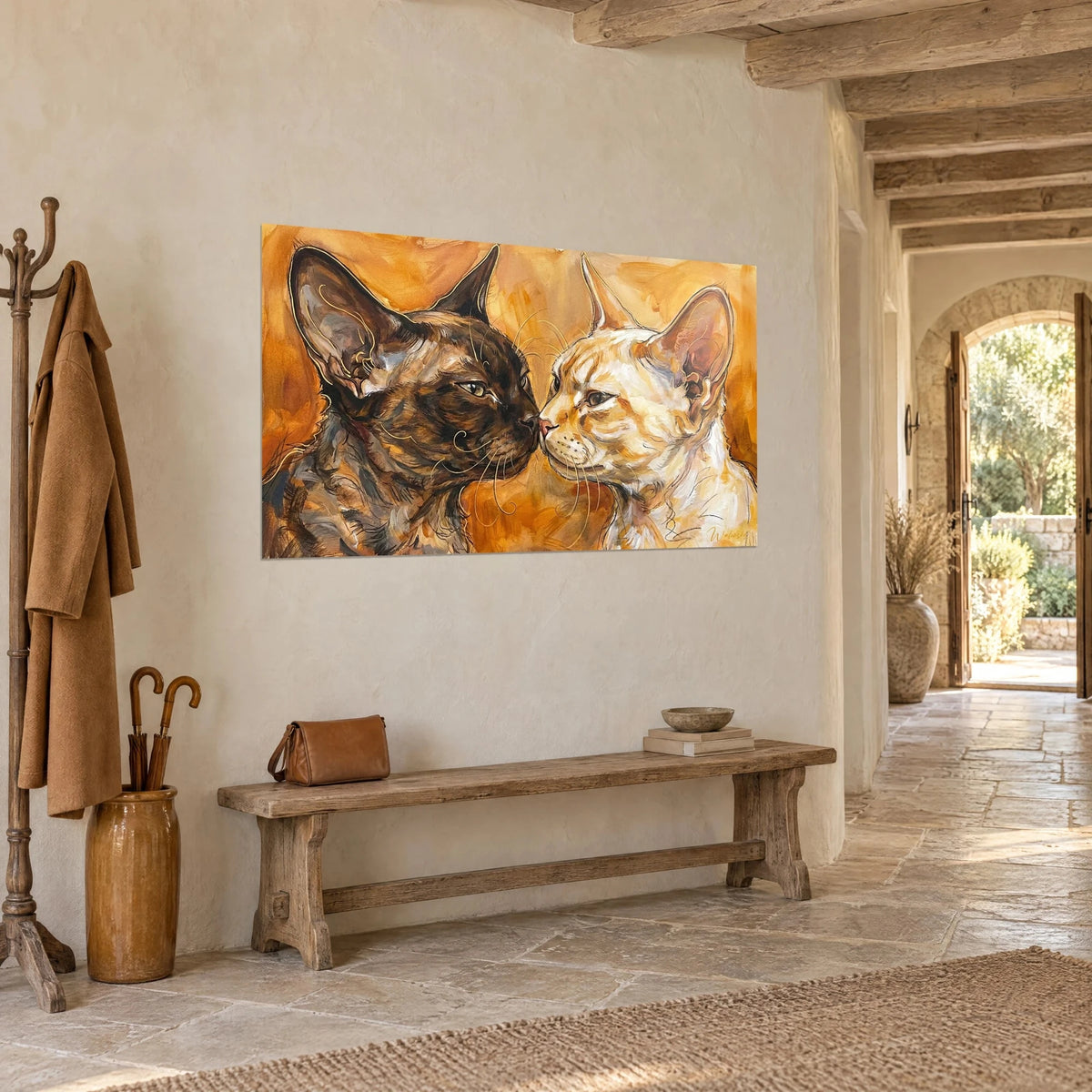 Schilderij vertrouwde katten neus tegen neus, vacht in chocoladekleurige tijgerstreep en lichte abrikoos, grote oren, op een stenen muur in driekwartaanzicht
