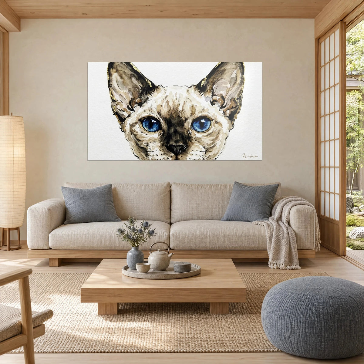 Schilderij Devon rex kat met saffierblauwe ogen en grote bruine oren met gouden rand, aquarel op witte achtergrond, boven een bank in een lichte woonkamer