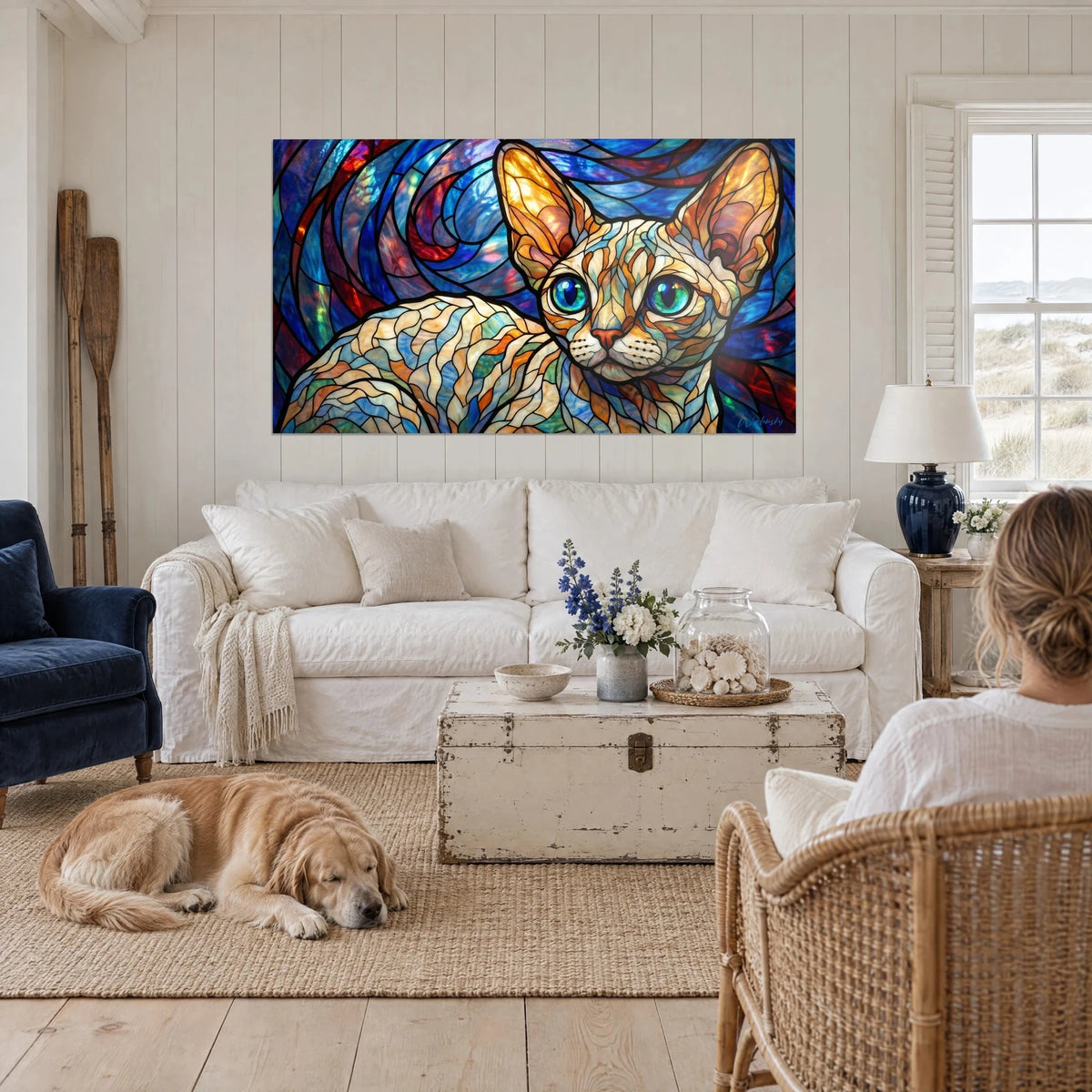 Gemälde Devon-Rex-Katze mit türkisfarbenen Augen, goldene Ohren auf blauem und rotem Hintergrund, über einem Sofa in einem hellen Wohnzimmer