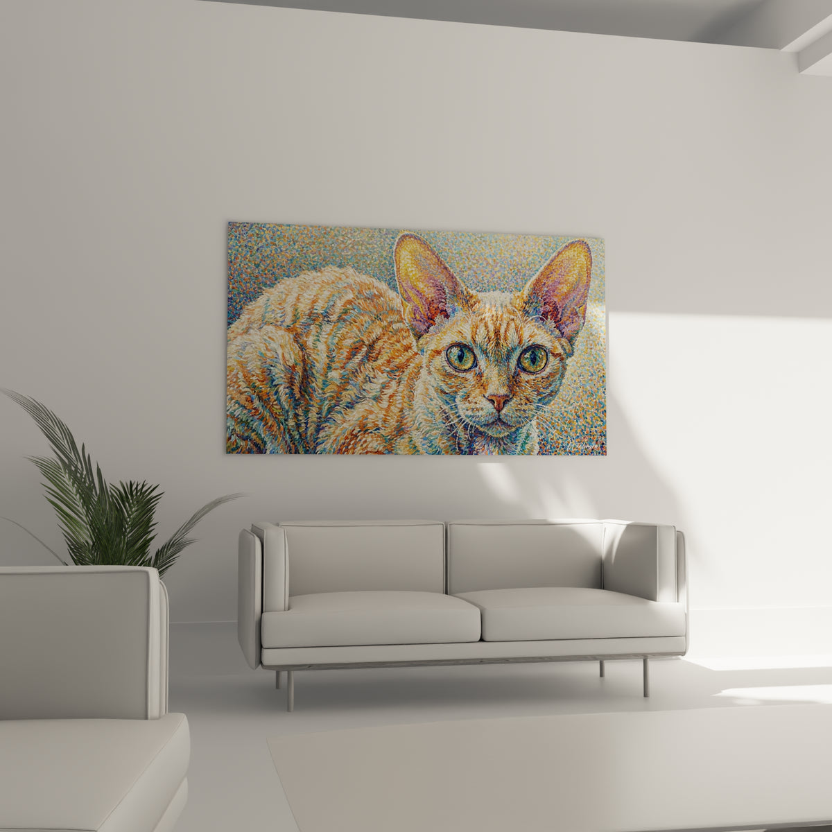 Regard vert intense d'un Chat Devon rex aux teintes ocre et violettes, au-dessus d'un canapé dans un salon lumineux