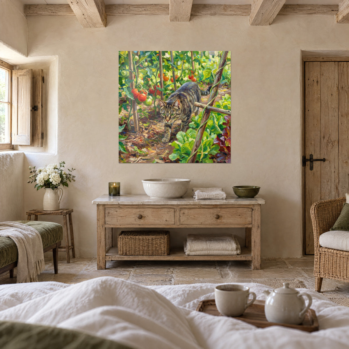 Schilderij Getijgerd katje met smaragdgroene ogen tussen rode en oranje tomatenplanten, boven een bed in een lichte slaapkamer