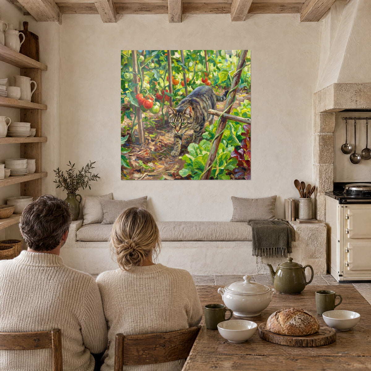 Schilderij European Shorthair op jacht in de moestuin, grijs gestreepte vacht, groene sla, vermiljoenkleurige tomaten, boven een tafel