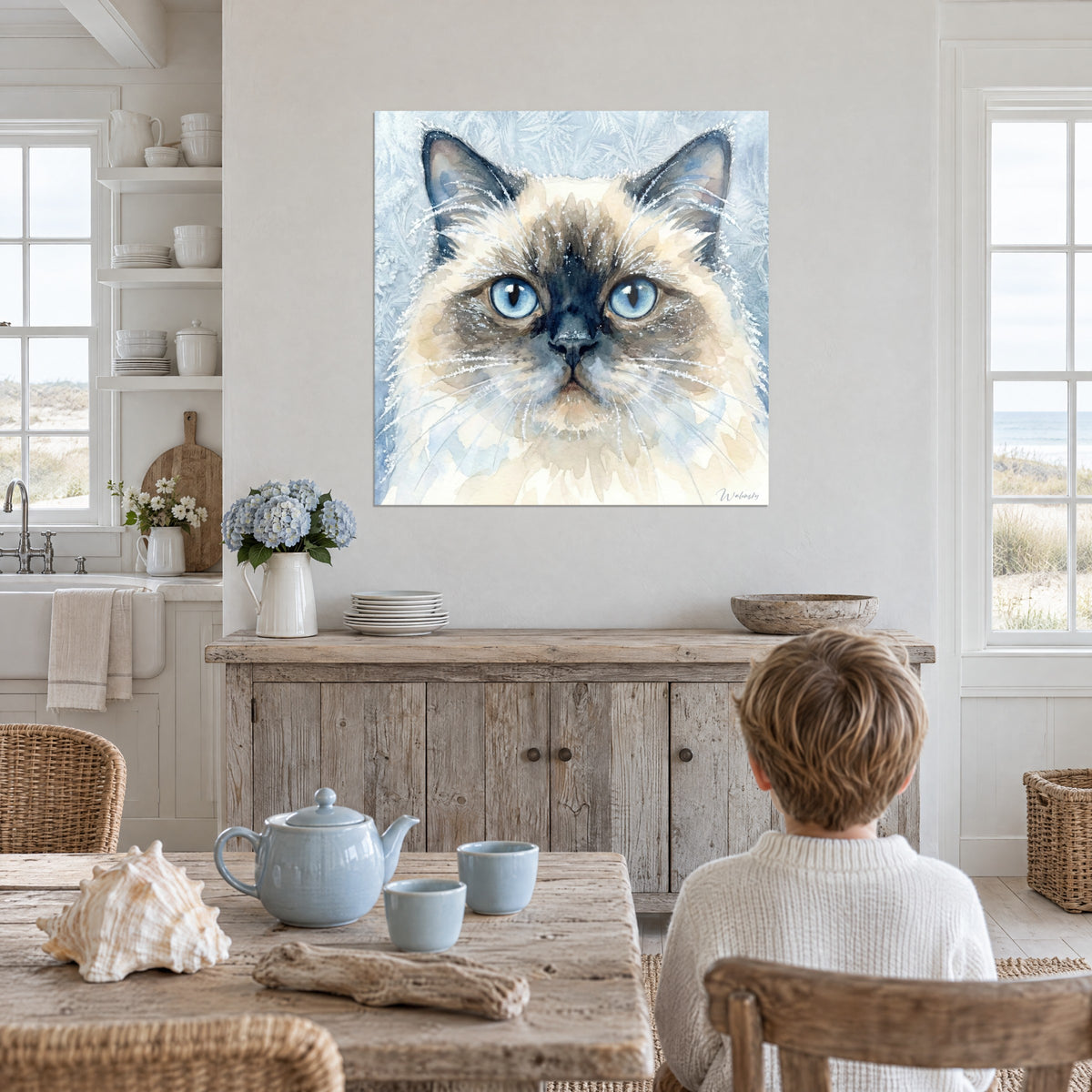 Tableau face de matou ragdoll glacée, yeux saphir et masque brun-gris, au mur d'une cuisine, enfant attablé de dos