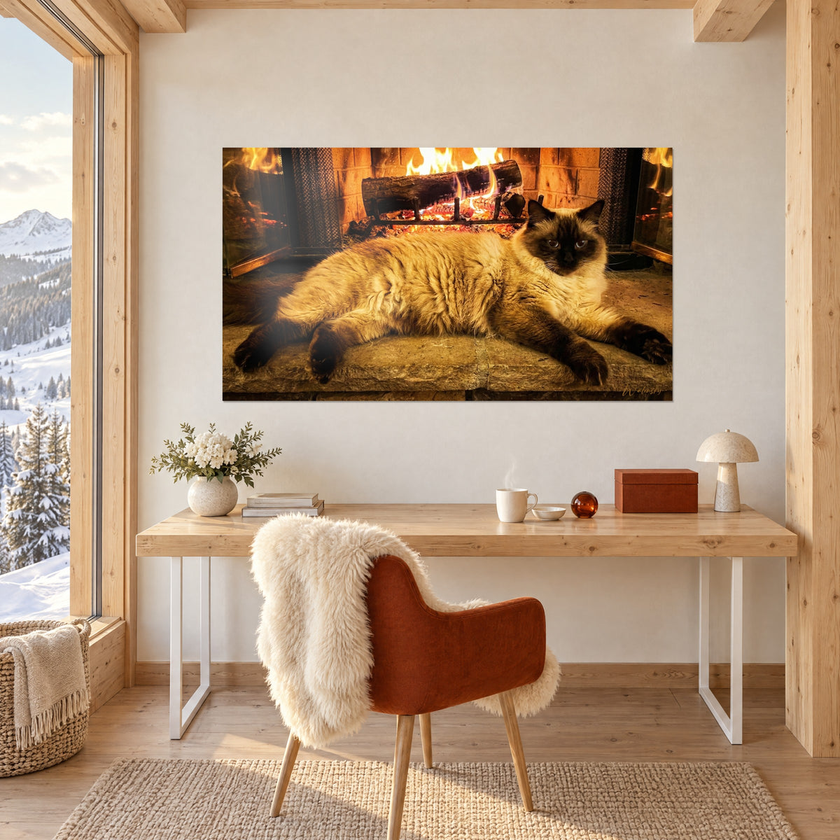 Πίνακας πορτρέτο γάτας Himalayan με γαλάζιο βλέμμα, γούνα άμμου και χαλκόχρωμες φλόγες, κρεμασμένος πάνω από γραφείο από ανοιχτόχρωμο ξύλο