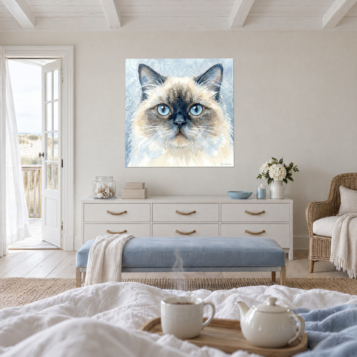 Tableau minet siamois à vibrisses givrées, iris azur et pelage sable, au-dessus d'un lit dans une chambre claire