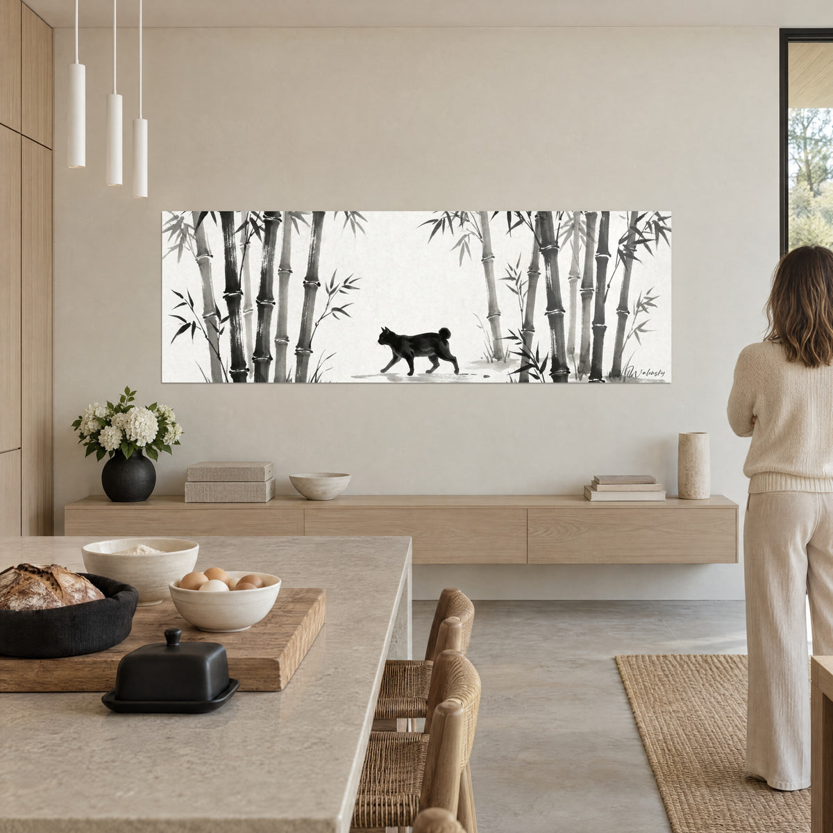 Πίνακας μαύρη γάτα Japanese Bobtail εν κινήσει, ανοιχτοί γκρι βλαστοί μπαμπού σε κρεμ χαρτί, λευκός τοίχος ανοιχτής κουζίνας