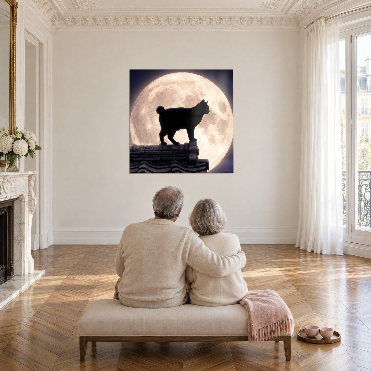 Πίνακας μαύρο Japanese Bobtail καθισμένο σε κορυφογραμμή κεραμιδιών, χρυσό φεγγάρι και δαμασκηνί ουρανός, μπροστά σε ηλικιωμένο ζευγάρι καθισμένο από πίσω