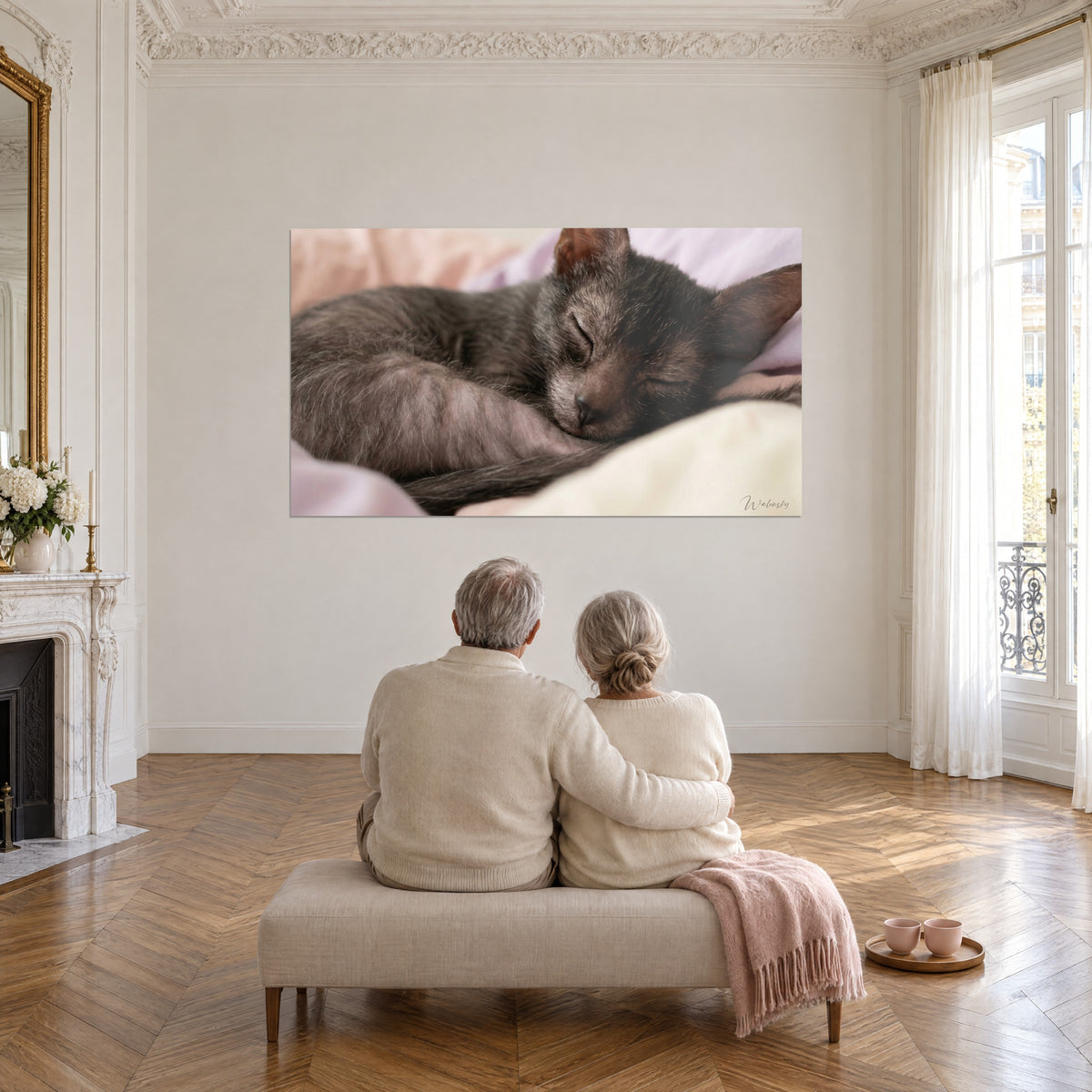 Πίνακας ήρεμη Lykoi κουλουριασμένη στα σεντόνια, γκρι τρίχωμα με βούλες, ροζ και κρεμ, μπροστά σε ζευγάρι που κάθεται σε παγκάκι