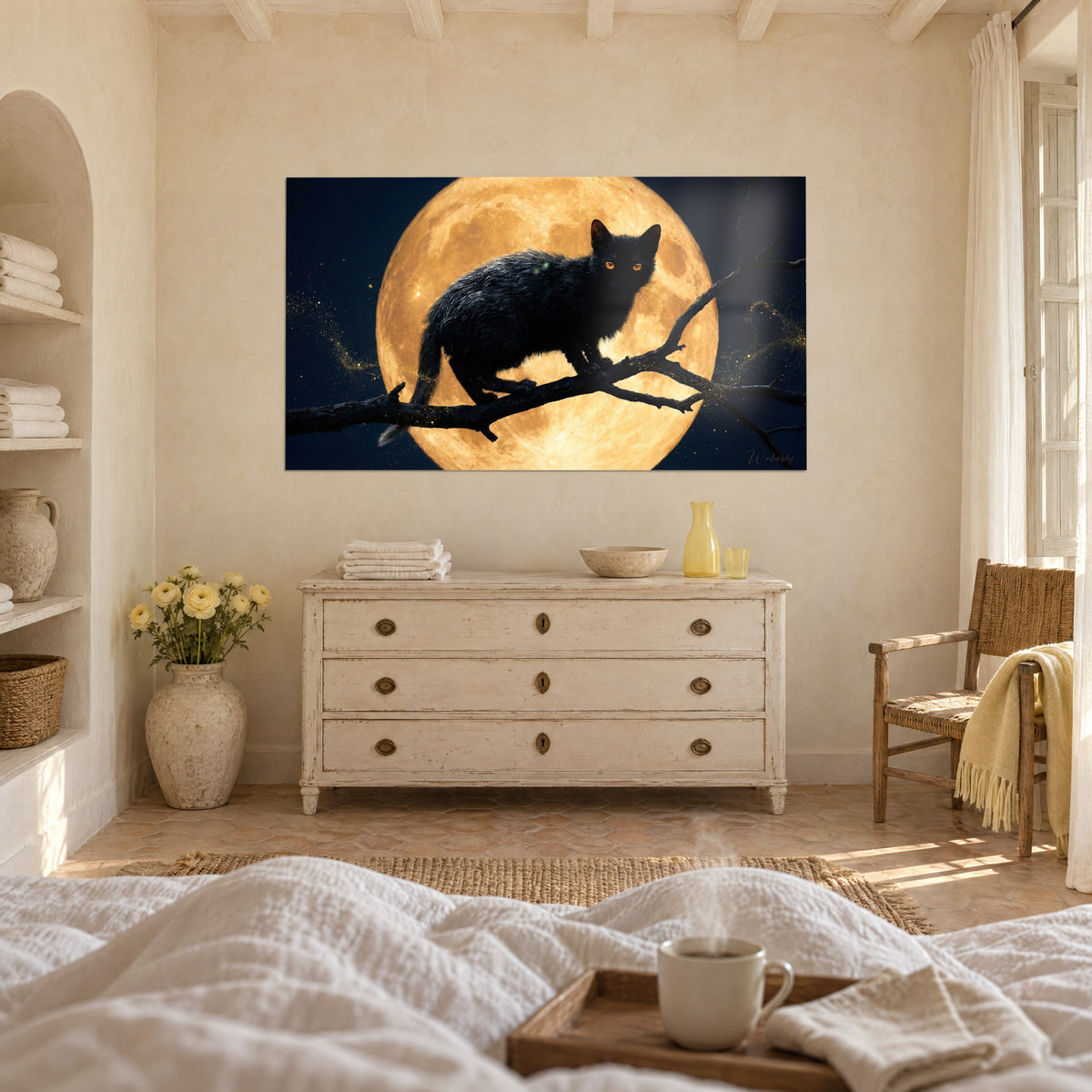 Schilderij donkere kattensilhouet met oranje pupillen op een kale tak, reusachtige okerkleurige maan, boven een bed in een lichte slaapkamer