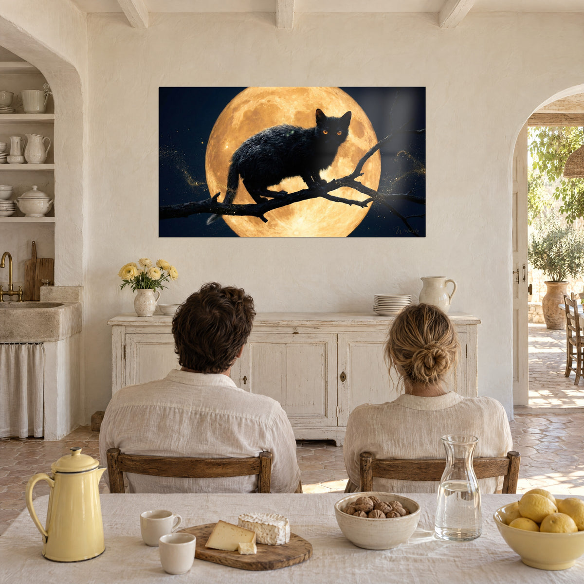 Schilderij nachtelijk katje met pluizige vacht, gouden blik, saffraankleurige maan achter zich, koppel van achteren in een woonkamer van een Provençaals landhuis