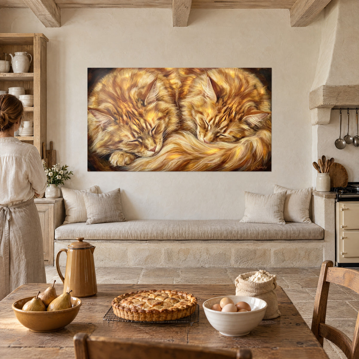 Πίνακας ζευγαριού νυσταγμένων Maine Coon, αυτιά με ροζ άκρες, πορτοκαλί και χρυσαφί τρίχωμα, αγροτική κουζίνα με πέτρινους τοίχους