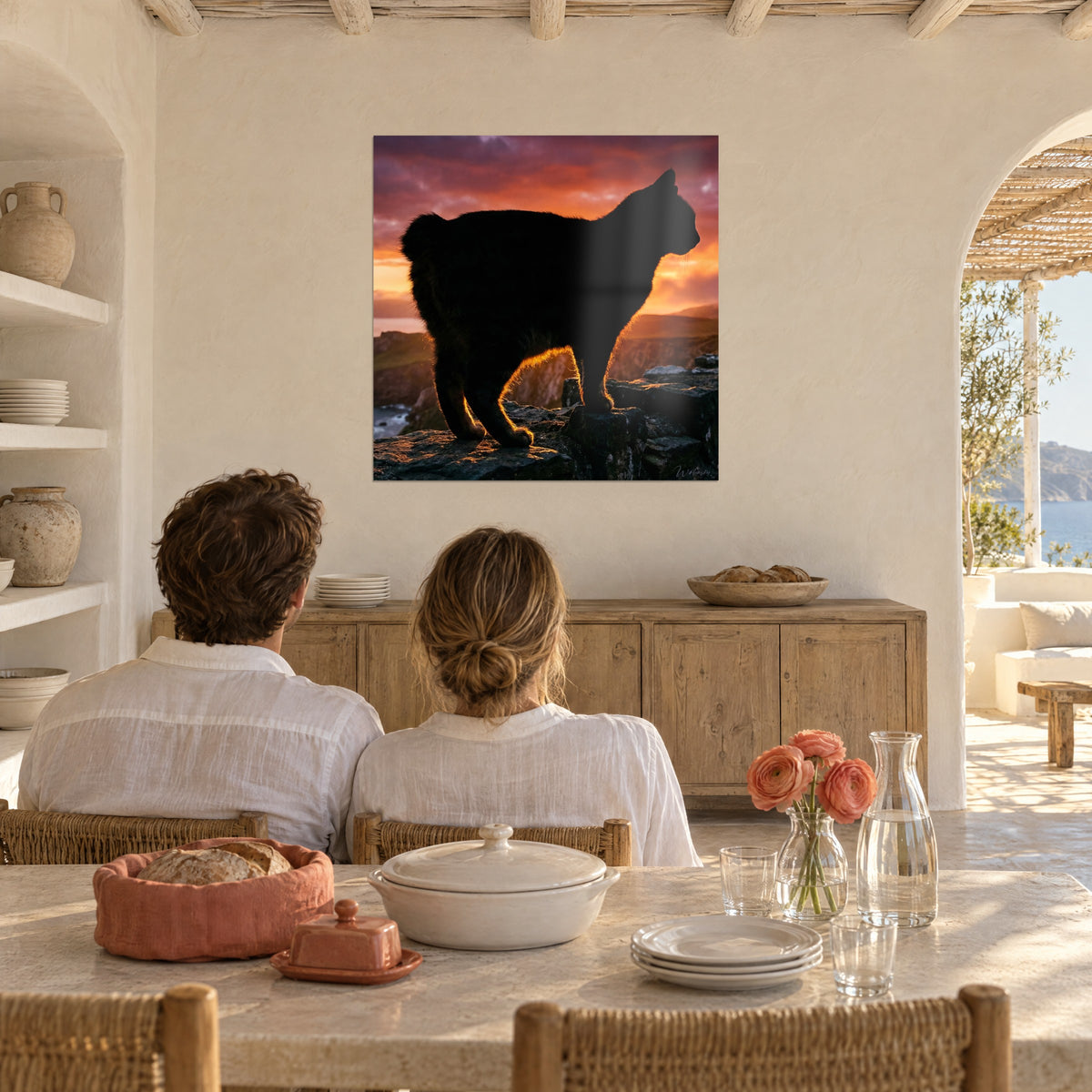 Cuadro gato con el pelaje iluminado en dorado a contraluz, cielo violeta y albaricoque, pareja de espaldas en un salón mediterráneo