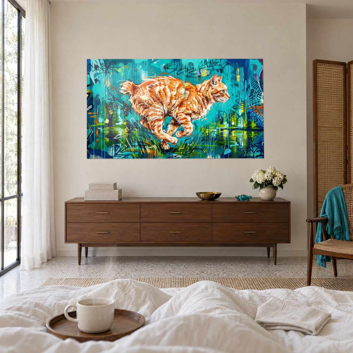 Tableau chat tigré orange en plein saut, fond turquoise et bleu nuit, graffitis noirs, au-dessus d'un lit dans une chambre claire