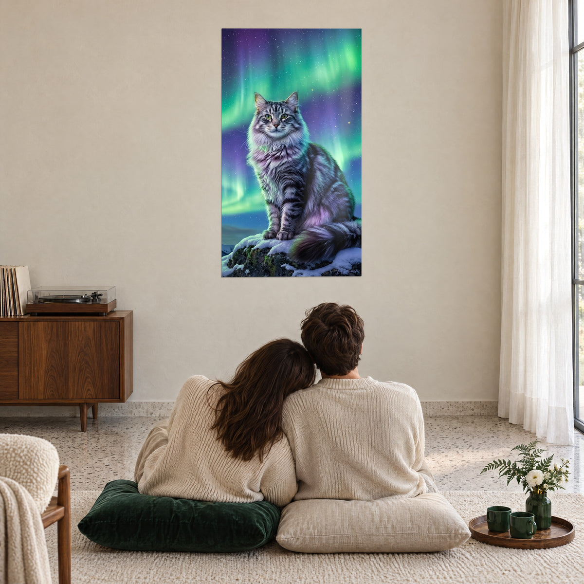 Schilderij wilde Noordse kat zittend in profiel op een bevroren rots, paarse en groene lucht, voor een knuffelend koppel in een woonkamer