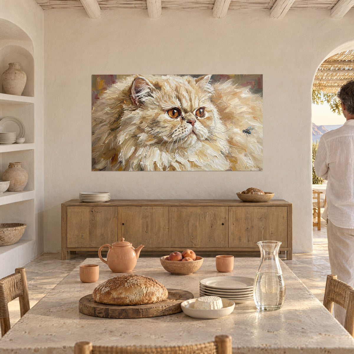 Πίνακας γάτα angora ζωγραφισμένη με λάδι, μελί και ελεφαντοστού γούνα, κεχριμπαρένιο βλέμμα προς τα αριστερά, κρεμασμένος πάνω από ξύλινο μπουφέ