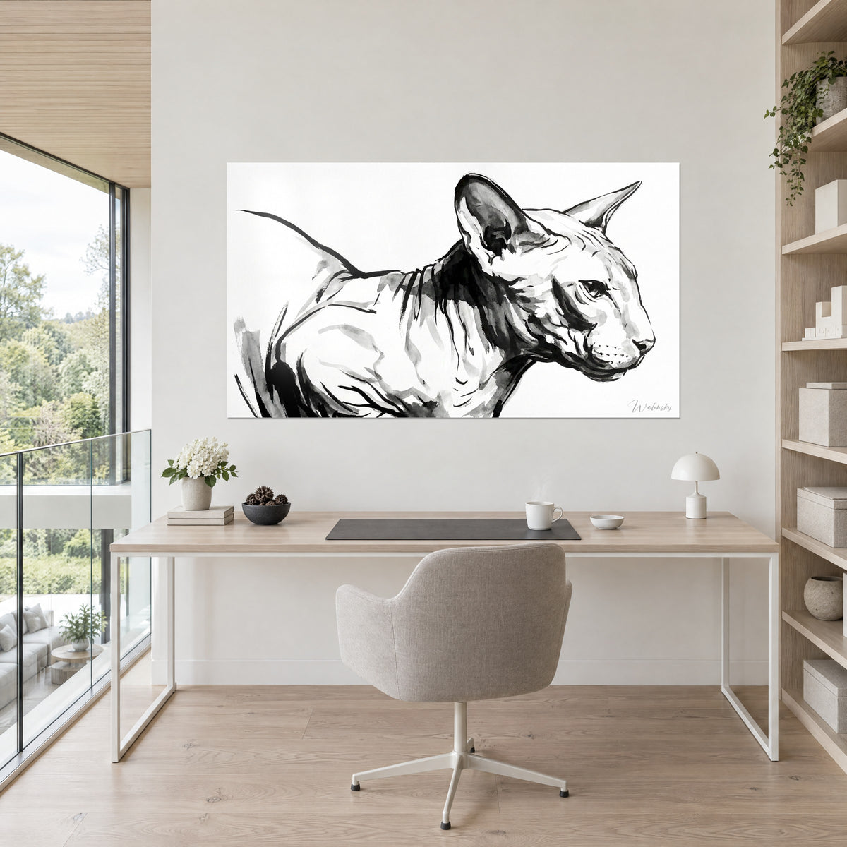 Schilderij katachtige elegantie in zwart-wit, groot fijn uitgewerkt oor en grijs gestreepte nek, boven een lichte bureau